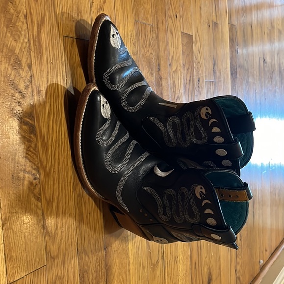 PS Kaufman cowboy boots. Handmade with snake and moonphases embroidered in them. - Picture 4 of 4
